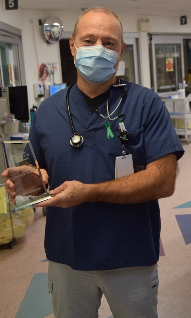 Dr. Doug Austgarden, Intensivist in RVH’s Intensive Care Unit accepting his Donation Champion Award.